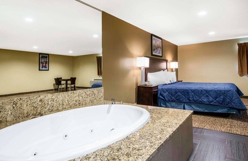 Lyons Hotel | Rodeway Inn Lyons - La Grange
