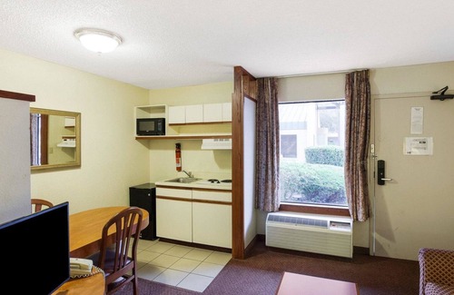 Wetmore Hotel | Rodeway Inn & Suites South of Fiesta Park