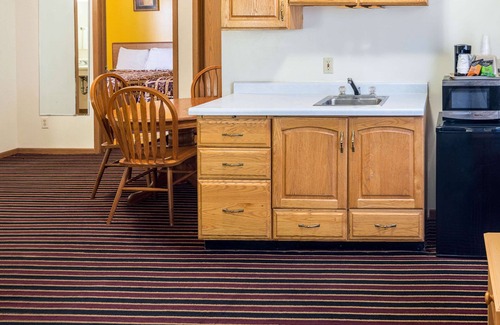 Austin Hotel | Rodeway Inn & Suites