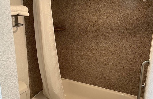 Williamsburg Hotel | Rodeway Inn & Suites Williamsburg Central