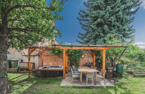 Hradec Kralove Apartment | Rodinný apartmán se zahradou a vířivkou
