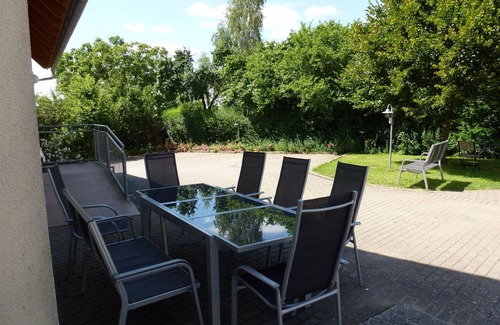 Sulzfeld Apartment | Rollstuhlfahrergeeignete 90qm Ferienwohnung mit Balkon und Terrasse, viele Freizeitangebote, kostenfreies WLAN