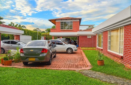 Jamundi Villa | Romántica country house Modern and bright, spacious