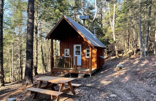 Saint-Etienne-De-Bolto Cabin | Romantic eco-cottage with mezzanine: La Perdrix