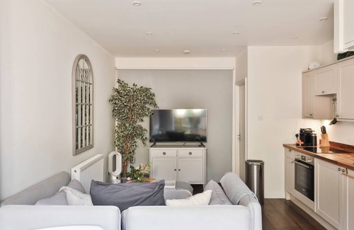 Cheltenham House | Romantic Coach House for 2 | Perfect Cotswold Stay + EV