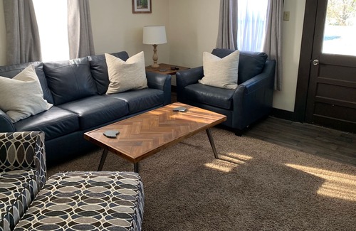Logan House | Romantic Couple’s Getaway in the Hocking Hills. Close to town and caves!