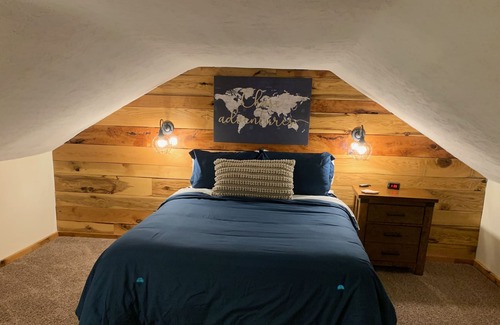Logan House | Romantic Couple’s Getaway in the Hocking Hills. Close to town and caves!