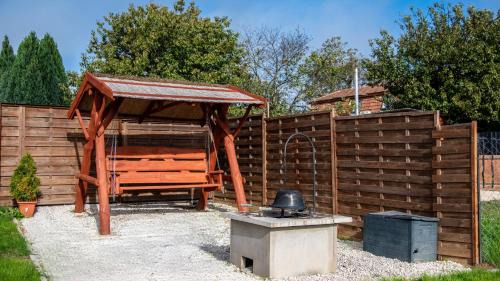 Rezi Apartment | Romantic Jacuzzi Hideaway near Hévíz