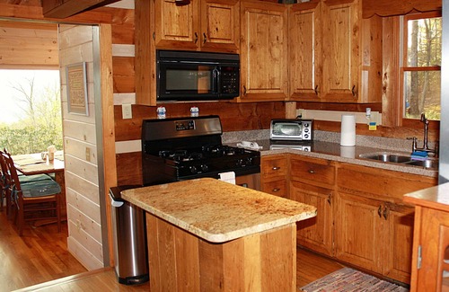 Ferguson Cabin | Romantic Log Cabin,180* Views,WiFi,HotTub