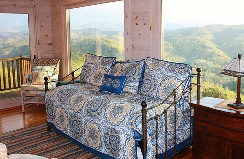 Ferguson Cabin | Romantic Log Cabin,180* Views,WiFi,HotTub