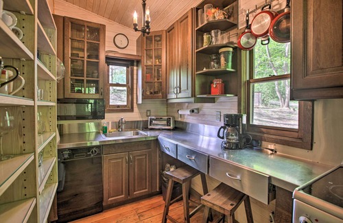 Faber Cottage | Romantic Log Cabin Escape on Delfosse Winery!