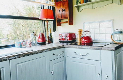 Cadgwith Cabin | Romantic Railway Carriage in 2 acres! By coast path, short walk to beach/pub π