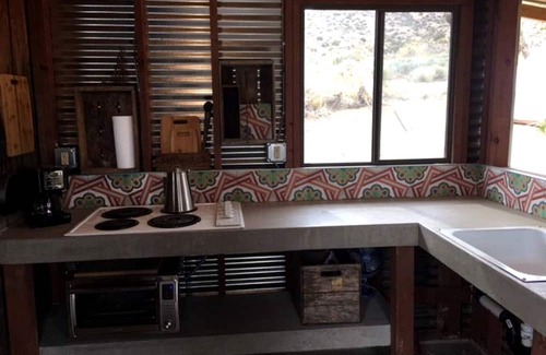 Yucca Valley Cabin | Romantic Yucca Valley Cabin with Hot Tub