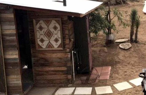 Yucca Valley Cabin | Romantic Yucca Valley Cabin with Hot Tub