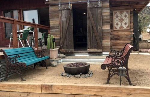 Yucca Valley House | Romantic Yucca Valley Cabin with Hot Tub