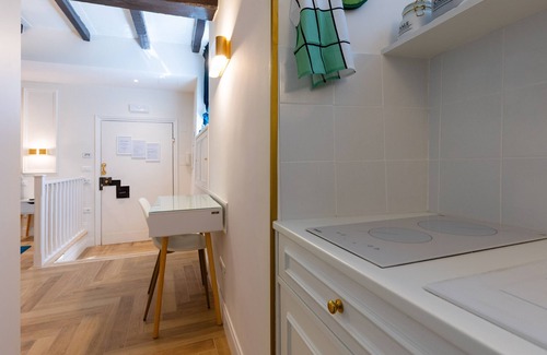 Roman Ghetto House | Rome In Suite, is a holiday home located in the historic center of Rome.