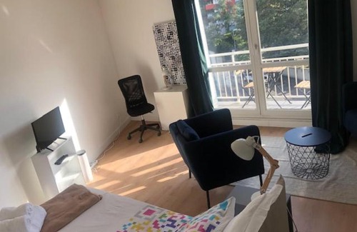 La Metare - Le Portail Rouge Apartment | Rond point Studio Cosy et Central avec Balcon