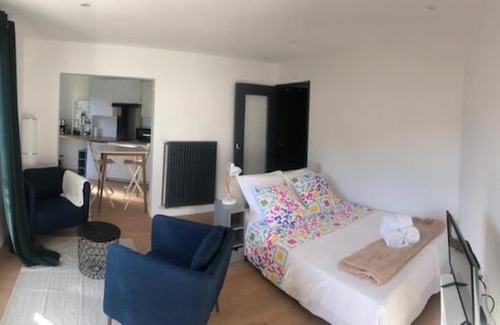 La Metare - Le Portail Rouge Apartment | Rond point Studio Cosy et Central avec Balcon