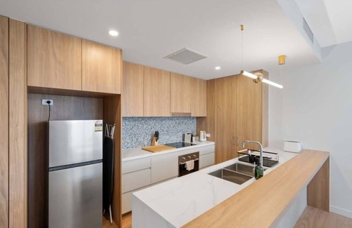 Kangaroo Point Apartment | RooCrest | New 2BR Apt w/Free Parking & Netflix