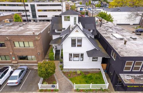 The Bowl of Edmonds House | Roof Top Deck Near the Beach Dog Friendly