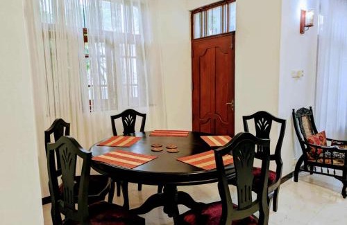 Mount Lavinia Villa | Rooftop Garden - 3 Bedrooms - Parking - 10minBeach