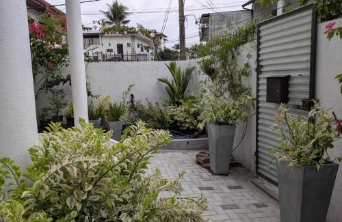 Mount Lavinia Villa | Rooftop Garden - 3 Bedrooms - Parking - 10minBeach