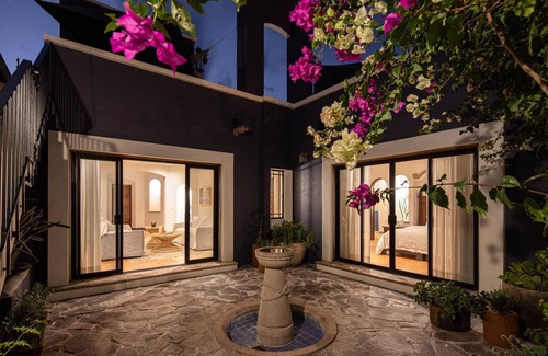 San Miguel de Allende House | Rooftop Jacuzzi! Country-style 4 Bedroom Cottage