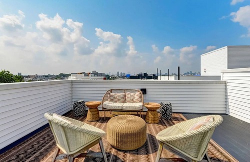 Norris Square Apartment | RoofTop Lounge Gym King Bed Dog Wash Station Apt in Fishtown
