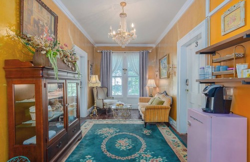 Warwick House | Room 1 at The Warwick Inn – Cozy Elegance in the Heart of Town