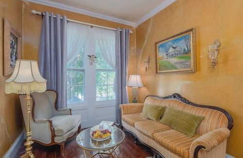 Warwick House | Room 1 at The Warwick Inn – Cozy Elegance in the Heart of Town