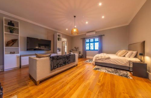 Simondium House | Room 1 - LEO Sky Guest House