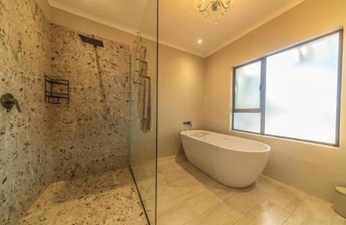 Simondium House | Room 1 - LEO Sky Guest House