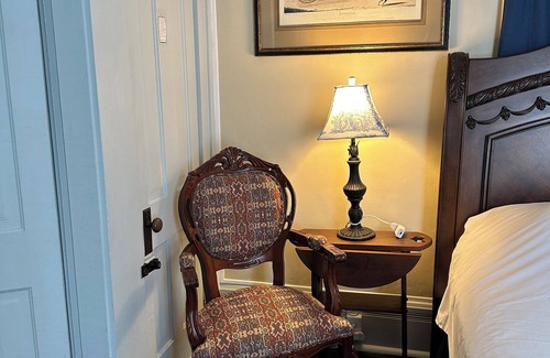 Shelbyville Bed & Breakfast | Room 2 Belmont Inn King on 1st floor In room private bathroom Shelbyville, TN