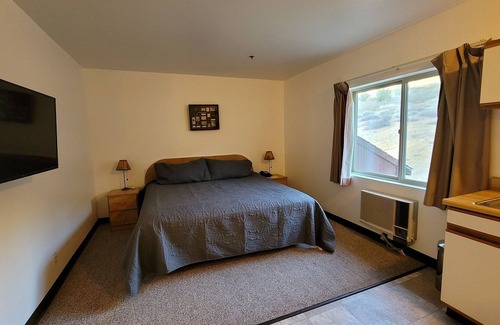 Kernville Cabin | Room 21 Comfort King Room with Kitchenette