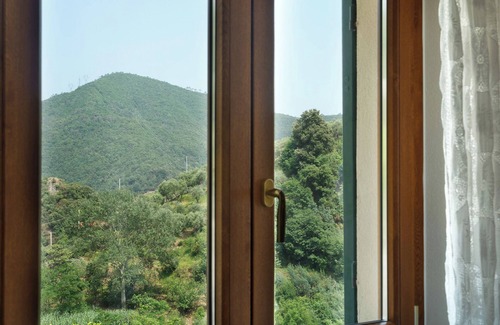 Albisola Superiore Apartment | Room 'Aegua' with Mountain View, Wi-Fi and Air Conditioning