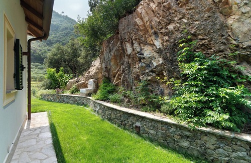 Albisola Superiore Apartment | Room 'Aegua' with Mountain View, Wi-Fi and Air Conditioning