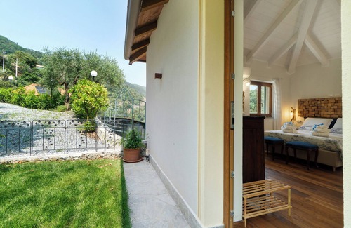 Albisola Superiore Apartment | Room 'Aegua' with Mountain View, Wi-Fi and Air Conditioning