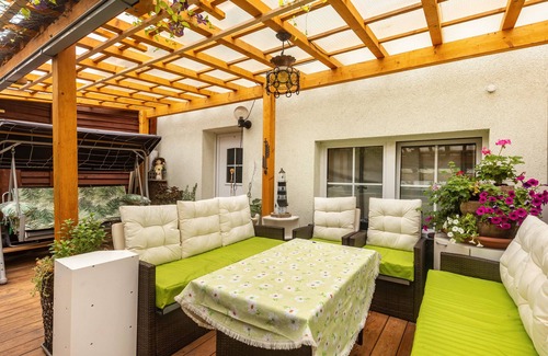 Birstein Apartment | Room 'Afrika' with Shared Terrace and Wi-Fi