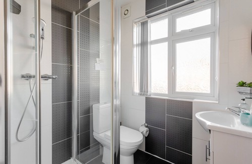 Queensbury House | Room-apple House Wembley - Family Room w
