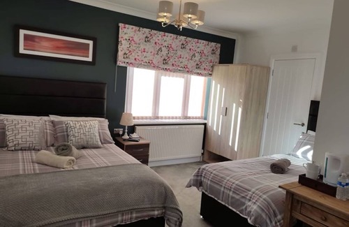 Queensbury House | Room-family Room With Private Bathroom
