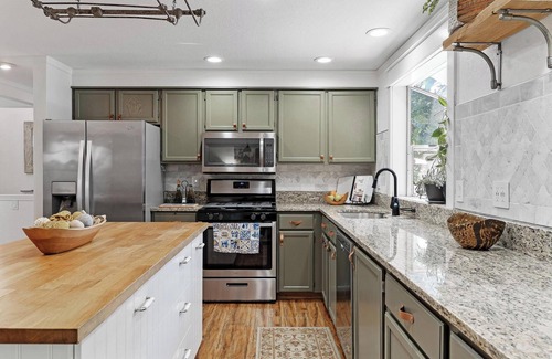 Lynnwood House | Room for rent/shared bathroom. Hillhouse AC, Patio and WiFi located in Lynnwood