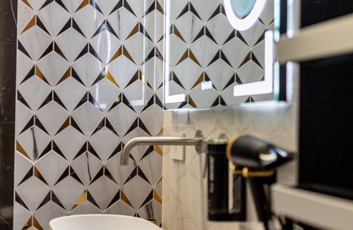 Crotone House | Room in B&B - Queen Suite With Whirlpool tub - B&B Kreart Suite & Rooms