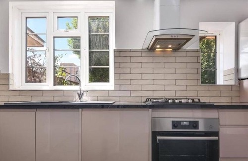 Cricklewood House | Room in Guest Room - Limehouse Townhomes Modern Spacious Double Room