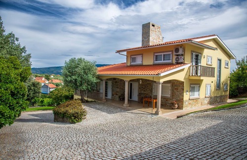 Macedo de Cavaleiros Apartment | Room 'Quarto Ferreirinha' with Mountain View, Wi-Fi and Air Conditioning