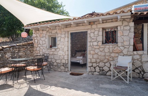 Fternon Apartment | Room 'Rose' with Shared Terrace, Wi-Fi and Air Conditioning