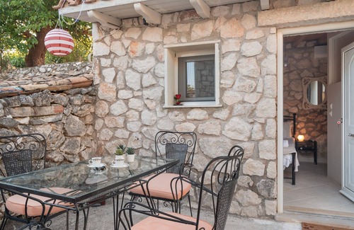 Fternon Apartment | Room 'Rose' with Shared Terrace, Wi-Fi and Air Conditioning