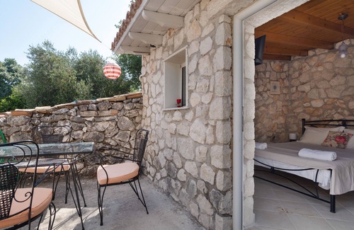 Fternon Apartment | Room 'Rose' with Shared Terrace, Wi-Fi and Air Conditioning