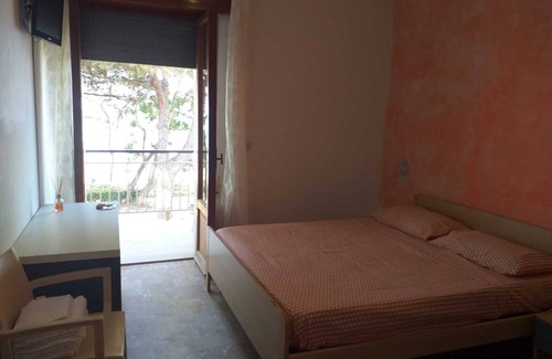 Pineto Bed & Breakfast | Room-spacious Quadruple Room a Stone thr