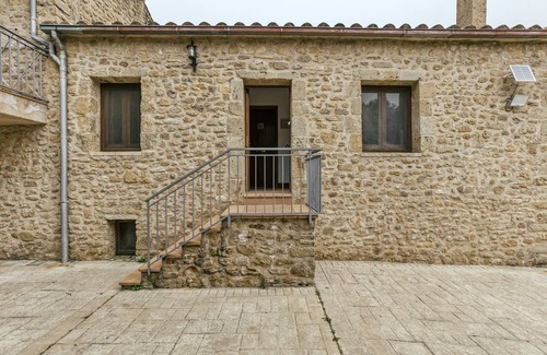 Pujals dels Pagesos Apartment | Room 'Tramuntana' with Shared Pool, Wi-Fi and Air Conditioning