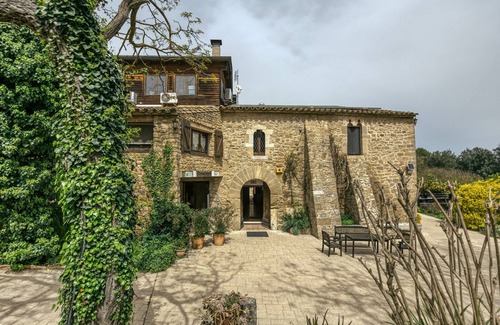 Pujals dels Pagesos Apartment | Room 'Tramuntana' with Shared Pool, Wi-Fi and Air Conditioning